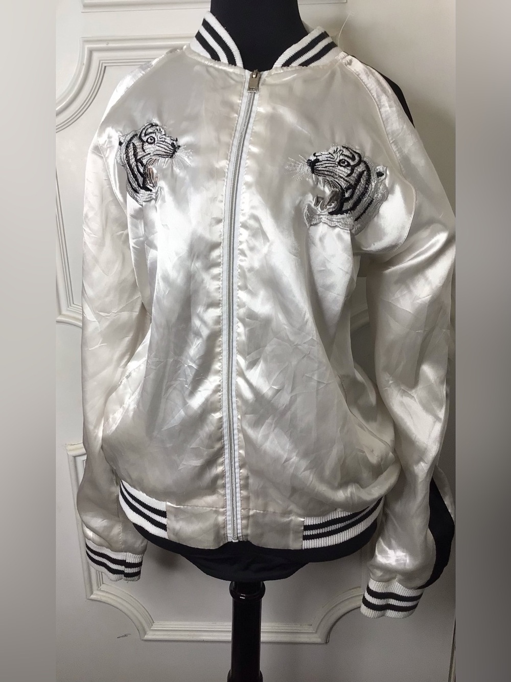 VINTAGE unisex White Satin Embroidered Tiger Bomber Jacket Size L